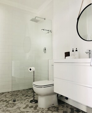 Suite studio | Salle de bain | Douche, articles de toilette (gratuits), séchoir à cheveux