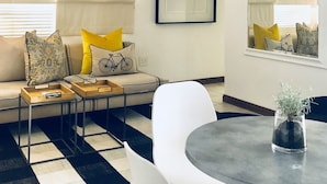 Studio Suite | Living area | Flat-screen TV - Bella b (Sandton)