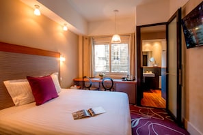 Minibar, in-room safe, desk, blackout curtains - Hôtel de Normandie (Bordeaux)