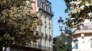 Un bâtiment historique doté d’un balcon et d’un lampadaire.