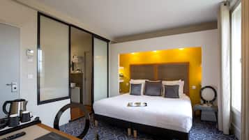 Superior Double Room | Minibar, in-room safe, desk, blackout drapes