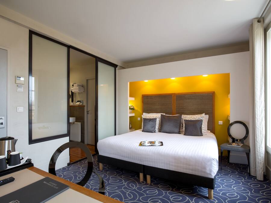 Quarto casal superior | Frigobar, cofres nos quartos, escrivaninha, cortinas blackout