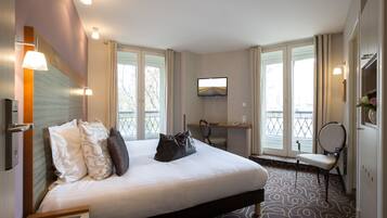 Superior Double Room | Minibar, in-room safe, desk, blackout drapes