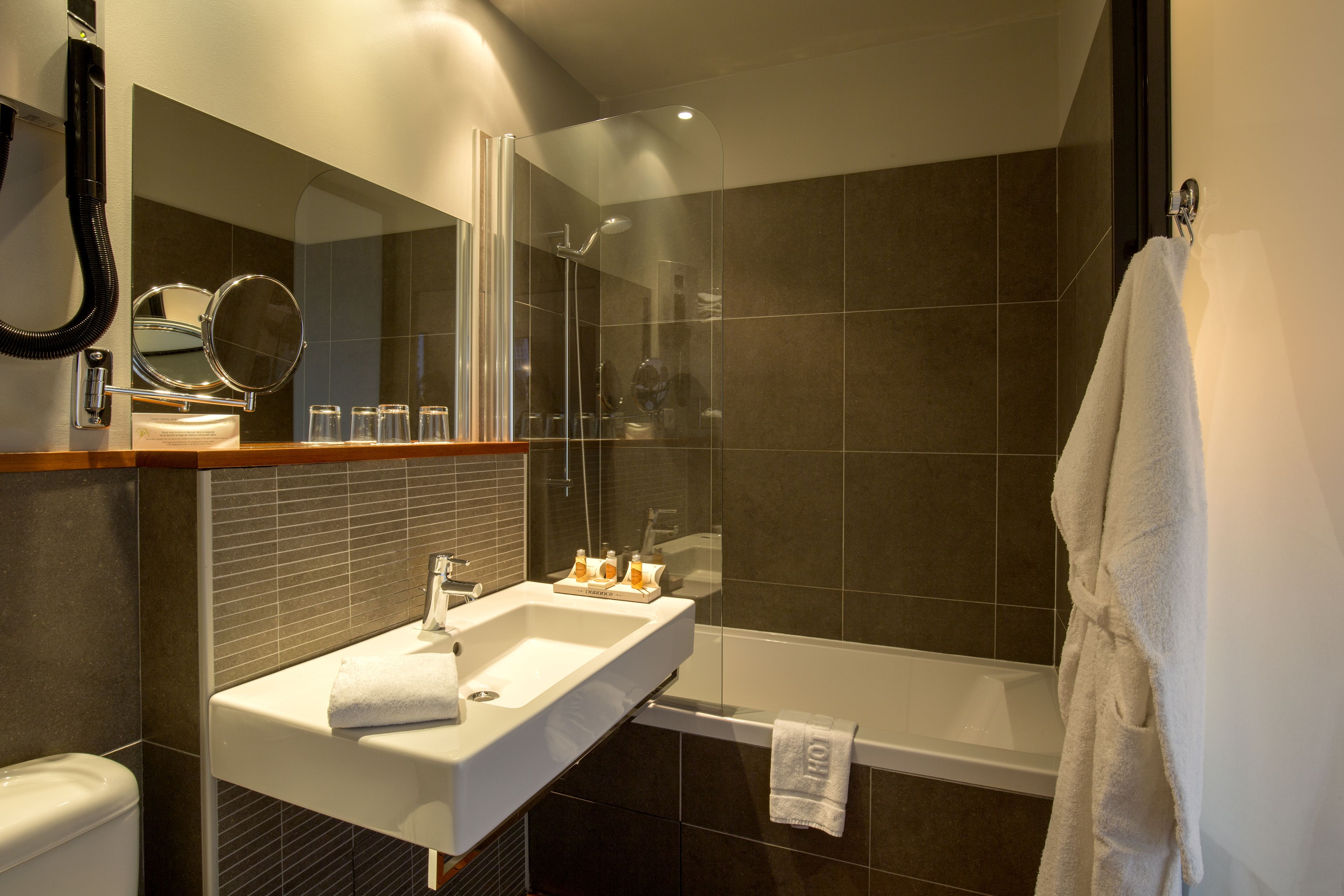 superior single room | bathroom | free toiletries, hair dryer, bathrobes, towels