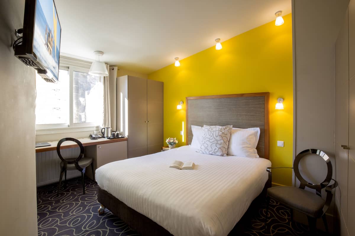 Superior Single Room, Courtyard View | Minibar, in-room safe, desk, blackout drapes