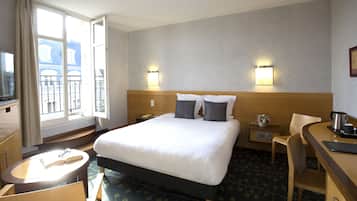 Minibar, coffres-forts dans les chambres, bureau, rideaux occultants