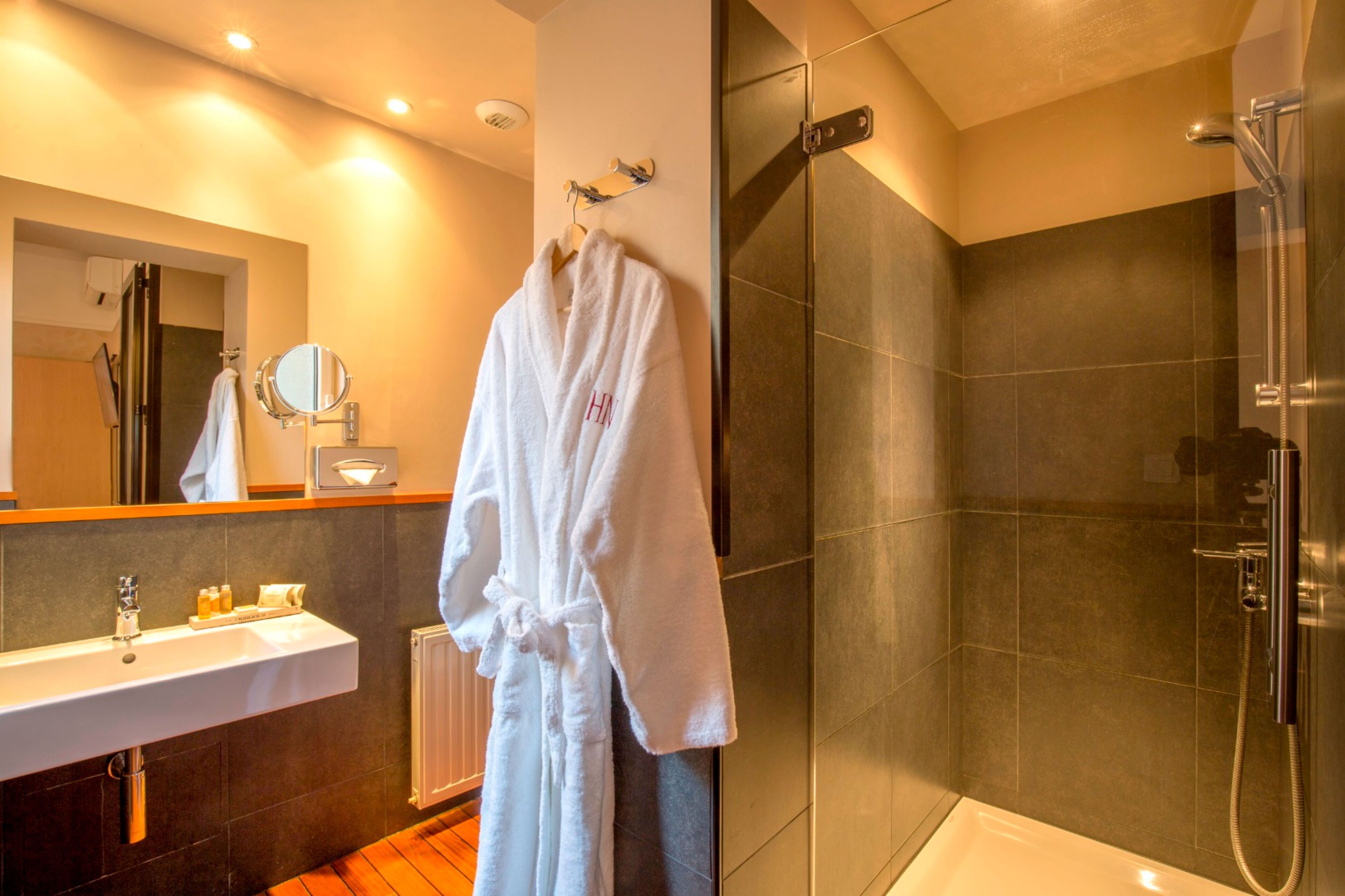 superior double room | bathroom | free toiletries, hair dryer, bathrobes, towels