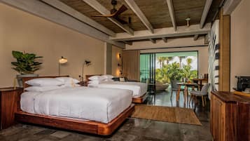 Una habitación de hotel moderna con dos camas grandes, techo de madera y vista a palmeras.