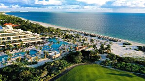 Un complexe hôtelier doté de plusieurs piscines, d’une plage et d’un parcours de golf.