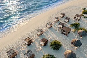 En la playa, arena blanca, camas de playa gratis