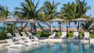 4 outdoor pools, a heated pool, free pool cabanas, pool umbrellas