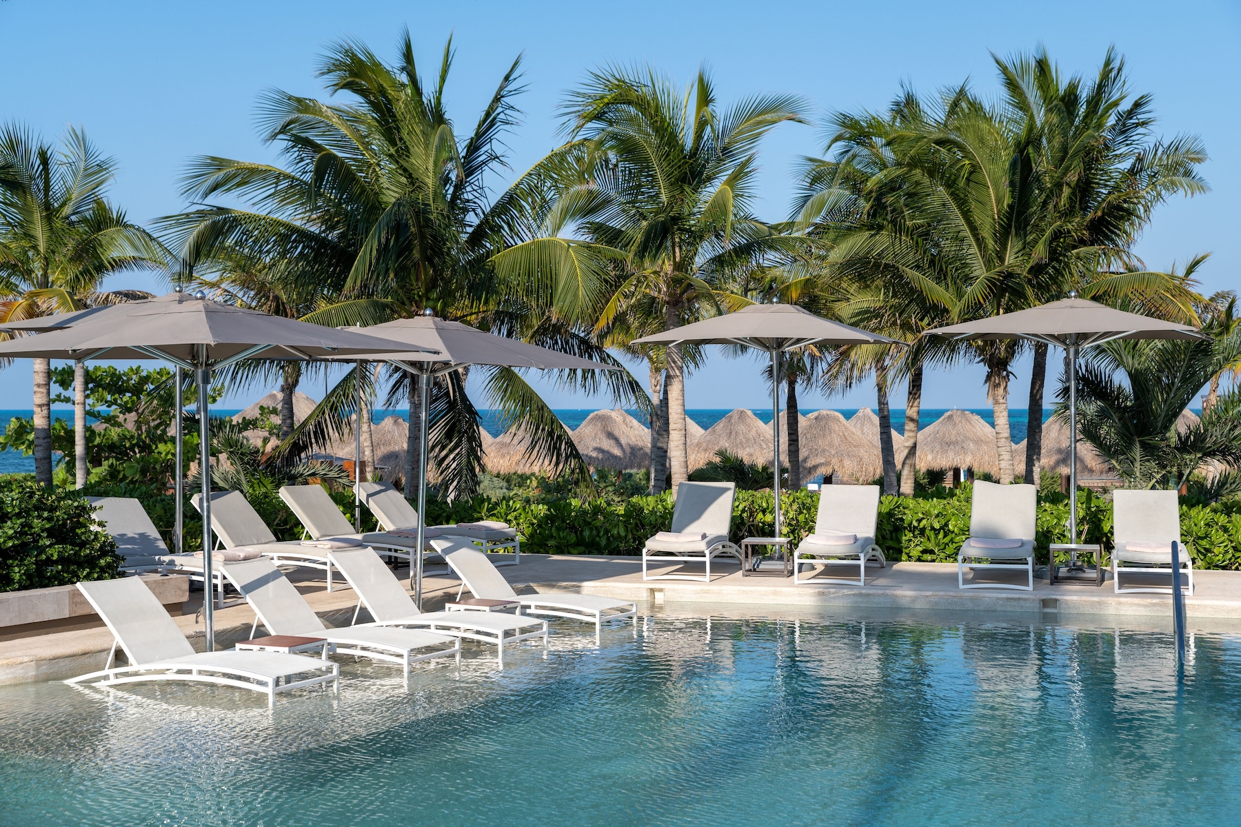 4 outdoor pools, a heated pool, free cabanas, pool umbrellas