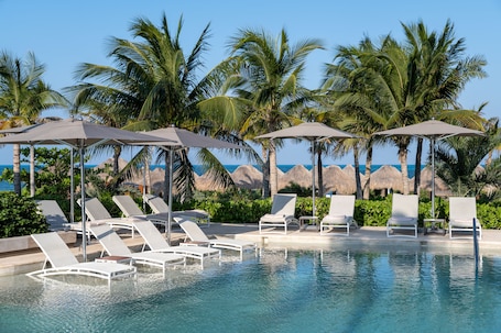 4 outdoor pools, a heated pool, free cabanas, pool umbrellas