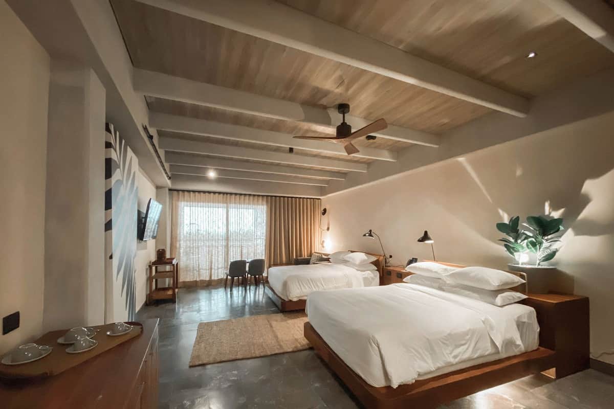 Premium bedding, down duvets, free minibar, in-room safe