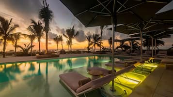4 outdoor pools, a heated pool, free cabanas, pool umbrellas