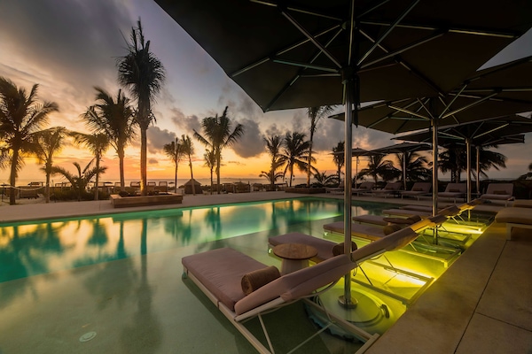 4 outdoor pools, a heated pool, free cabanas, pool umbrellas