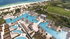 Un complexe hôtelier doté de plusieurs piscines, d’un parcours de golf et d’une plage.