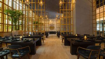 13 restaurants; breakfast, lunch, dinner, and brunch served