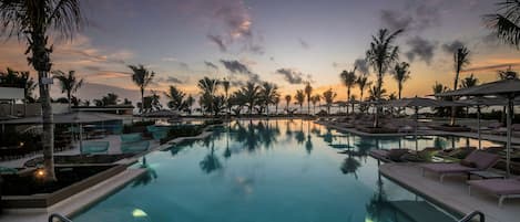 4 outdoor pools, a heated pool, free cabanas, pool umbrellas