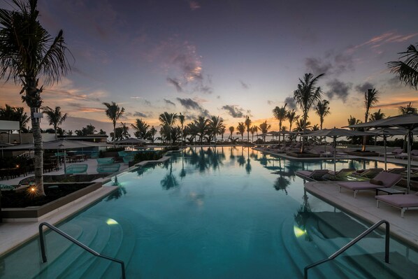 4 outdoor pools, a heated pool, free pool cabanas, pool umbrellas