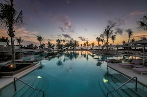 4 outdoor pools, a heated pool, free cabanas, pool umbrellas