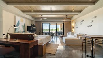Een moderne hotelkamer met een houten plafond, een groot bed, een bureau en een zithoek.