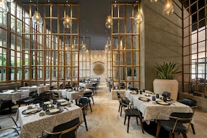 13 restaurantes, se sirven desayunos, comidas, cenas y cocina mexicana