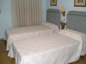 Bügeleisen/Bügelbrett, Zustellbetten, kostenloses WLAN, Bettwäsche