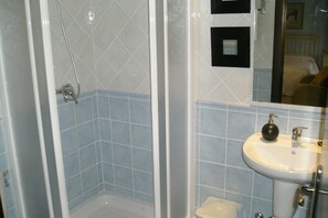 Shower, free toiletries, hair dryer, towels - Hostal Ciudad Antigua (Hellin)