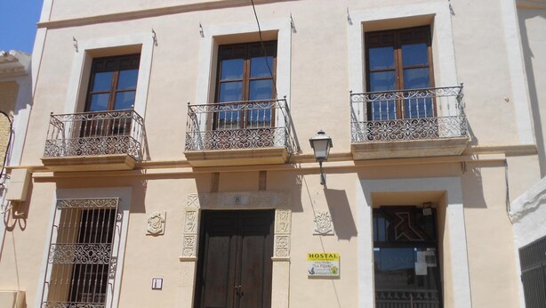 Un edificio con un letrero que indica que es un albergue.