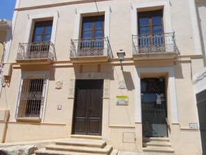 A building with a sign indicating it is a hostel. - Hostal Ciudad Antigua (Hellin)