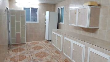 Casa família, 3 quartos | Cozinha privada | Geladeira, fogão, cooktop, talheres/pratos/utensílios de cozinha