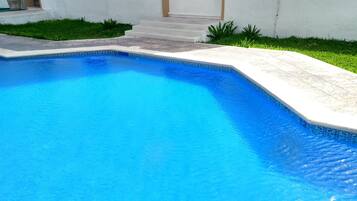 Kolam renang terbuka, dibuka dari pukul 7:00 hingga 21:00, payung kolam