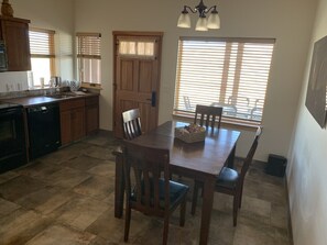 冰箱、微波炉、茶具/咖啡用具、电热水壶