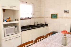 Comfort House, Multiple Beds, Non Smoking | Private kitchen - Casa Ingleses do Rio Vermelho (Florianópolis)
