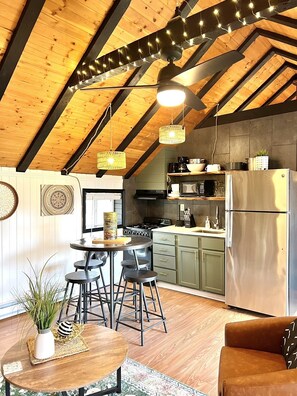 冷蔵庫、電子レンジ、オーブン、コンロ