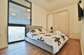 2 bedrooms, iron/ironing board, travel cot, free WiFi