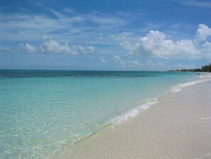 Plage, chaises longues, serviettes de plage