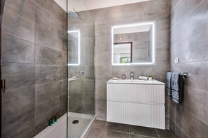 Duschwanne, Bidet, Handtücher