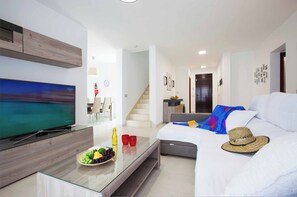 Smart TV, video games, ping pong - Villa Fito - Four Bedroom Villa, Sleeps 8 (Playa Blanca)