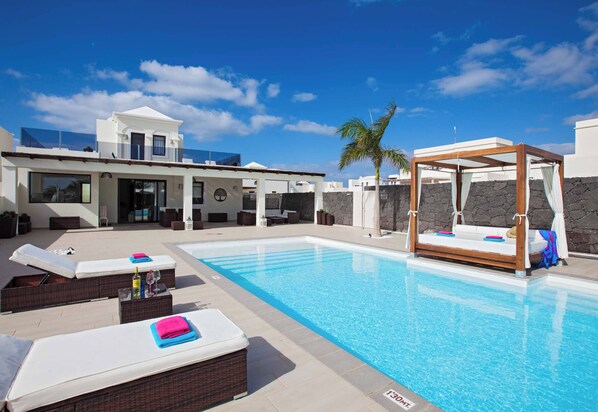 Beheizter Pool, Liegestühle