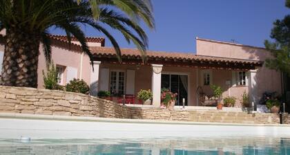 Maison de caractÚre en Provence Gard trÚs agréable à vivre, 200 m2,climatisée,billard américain,située au pied de l'abbaye st Roman ,calme assuré,terrain de boules.