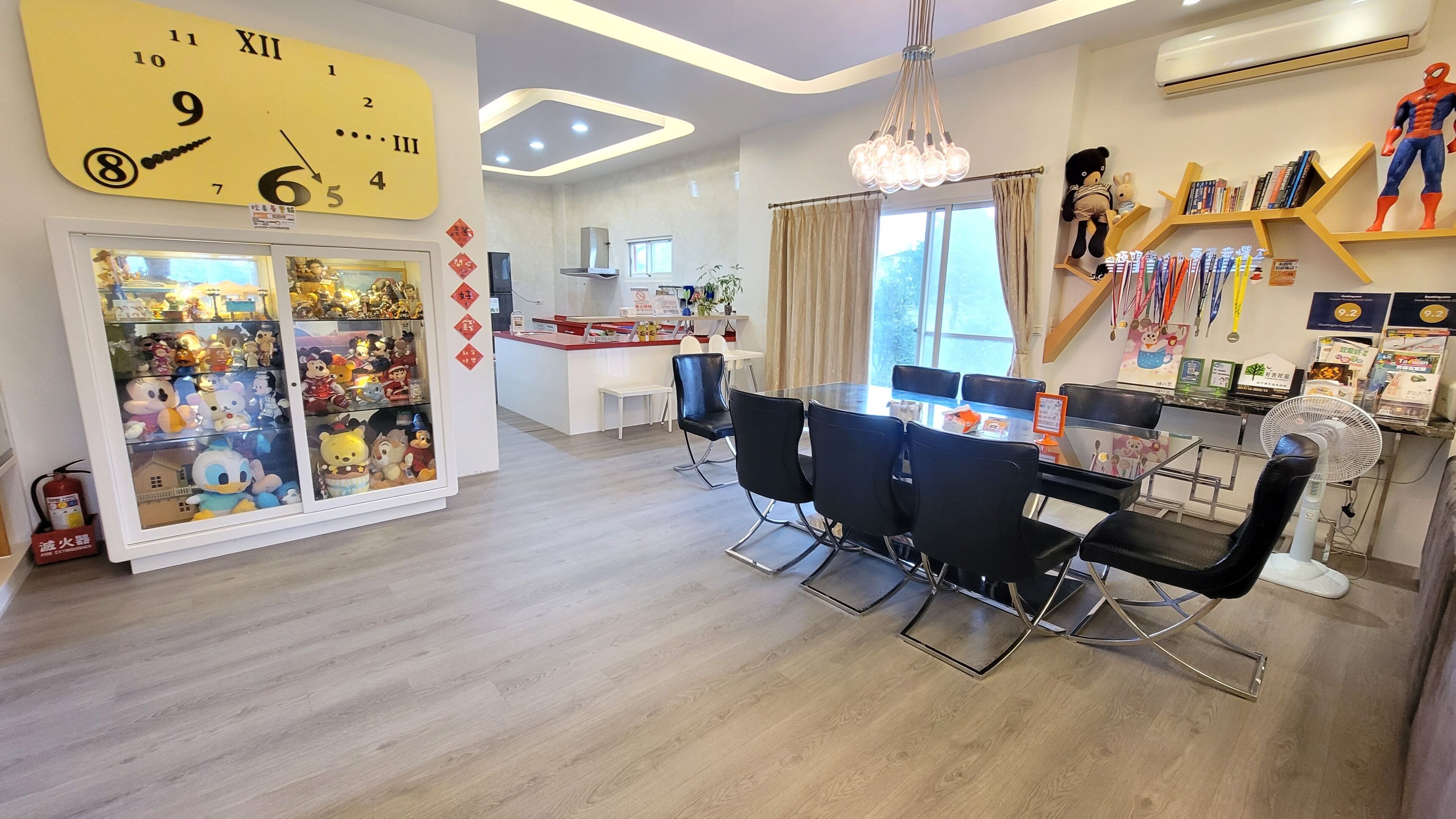 Televisión LCD de 42 pulgadas con canales por cable, una televisión