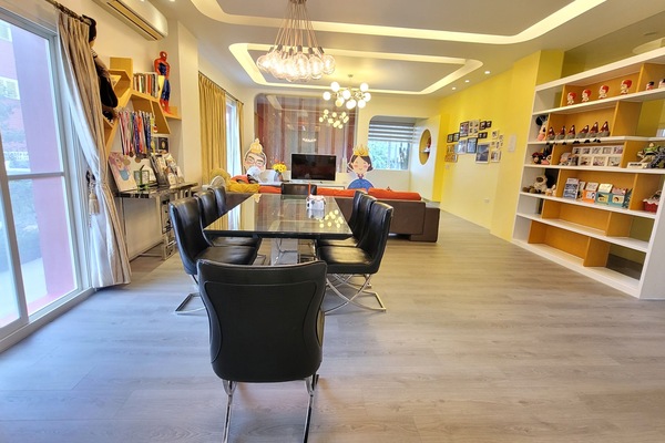 Televisión LCD de 42 pulgadas con canales por cable, una televisión