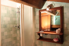 Douche, séchoir à cheveux, bidet, serviettes fournies