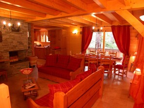 Téléviseur, foyer, lecteur de DVD, livres