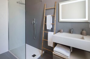 Shower, hair dryer, towels, toilet paper - Panoramic villa with pool in front of the beach (Scopello)