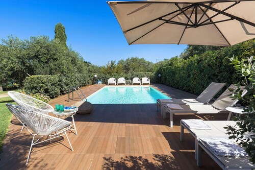 Panoramic villa with pool in front of the beach