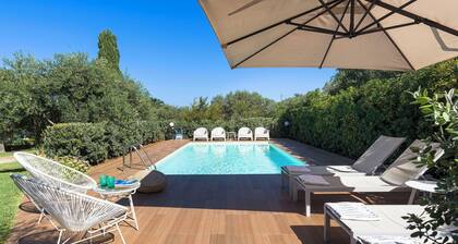 Panoramic villa with pool in front of the beach