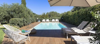 Panoramic villa with pool in front of the beach